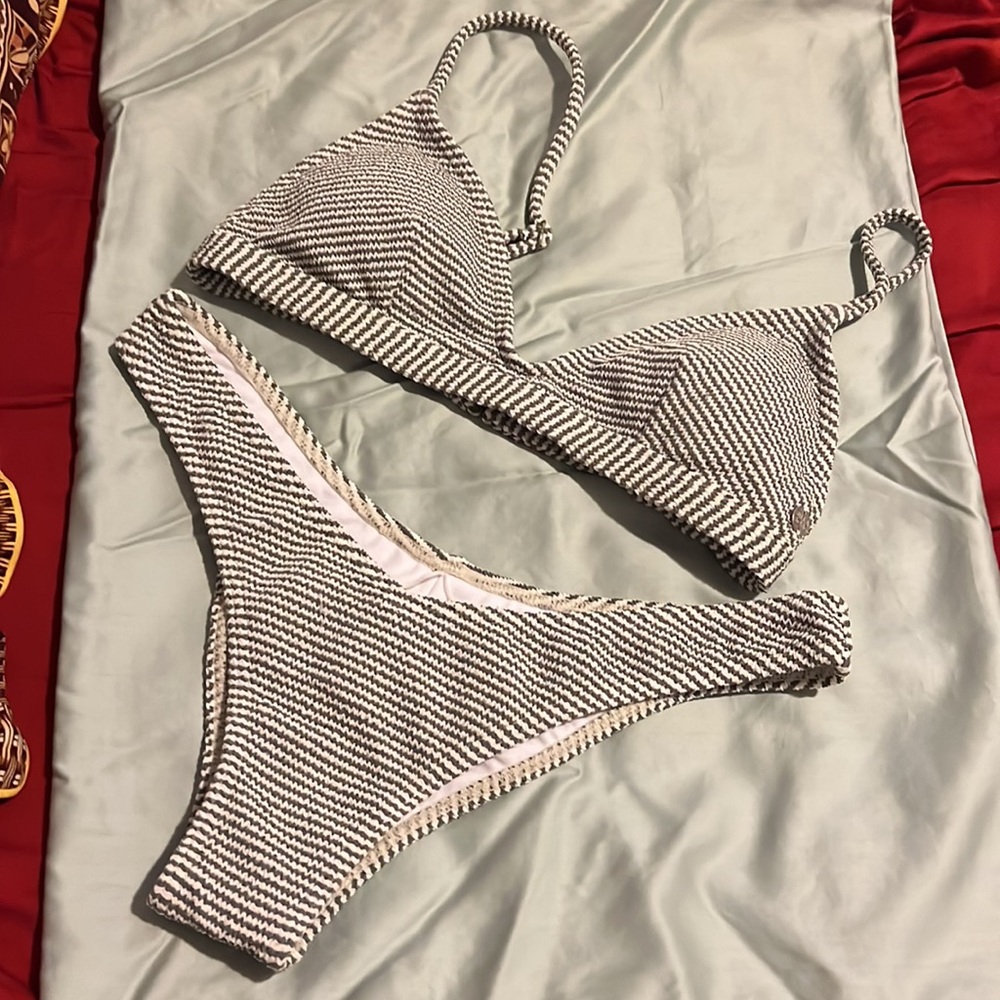 Bikini - Picture 3 of 4